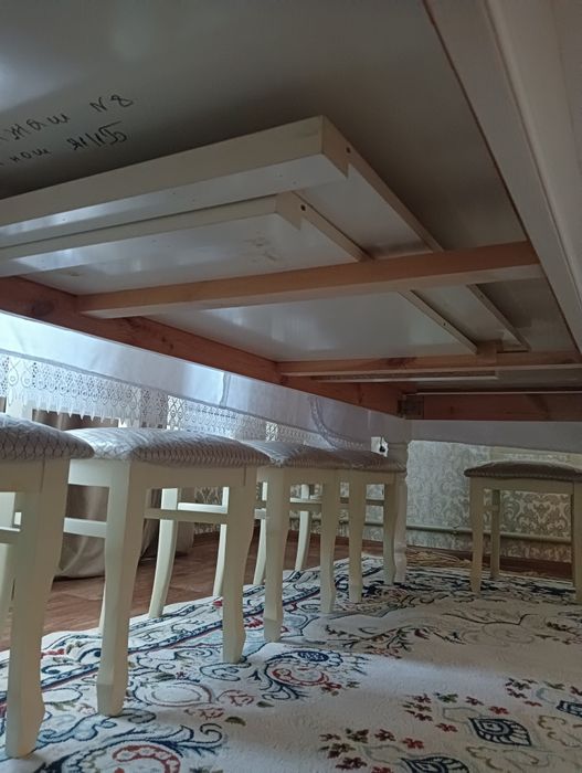 Стол и  двенадцать стульев