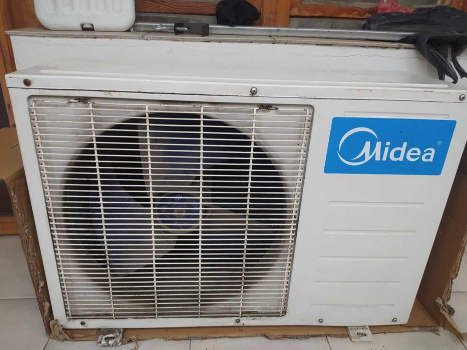 продавам климатик midea 12hr