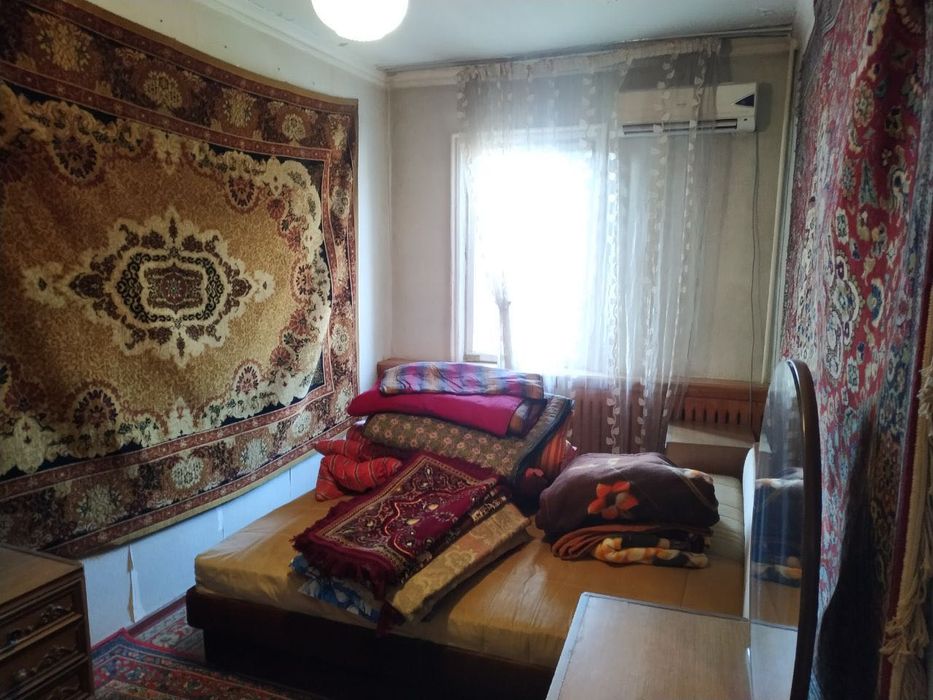 Продам 4-комнатную квартиру на Фархадском базаре , собственник