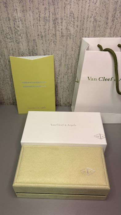 гривна Van Cleef & Arpels Alhambra