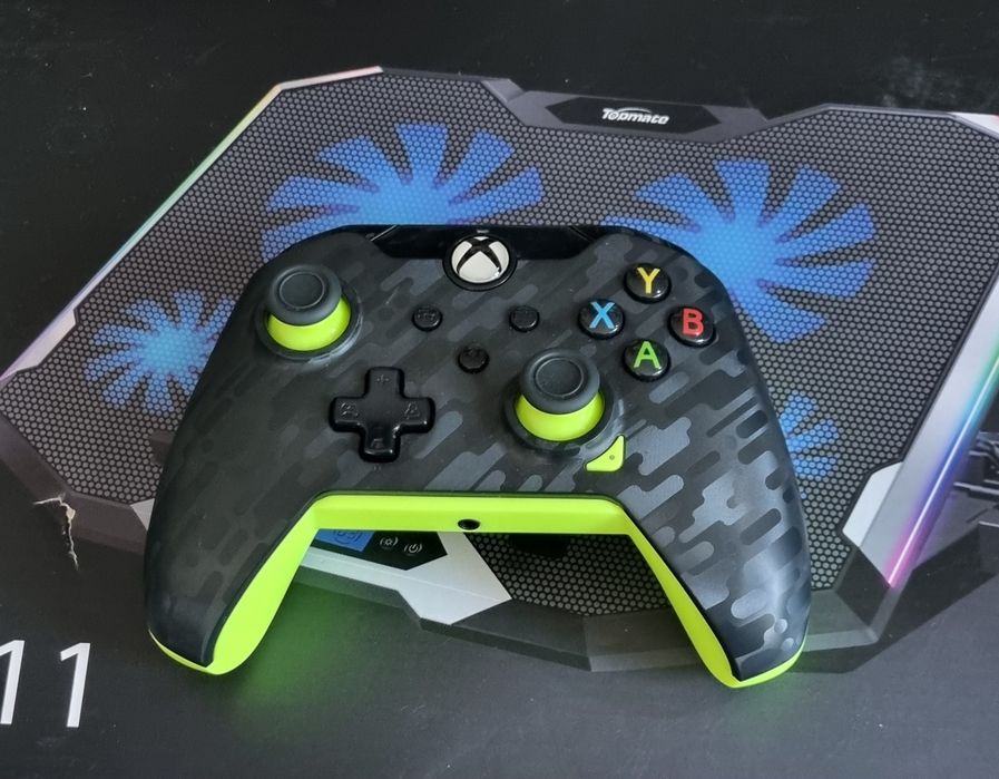 Controller PDP Wired pentru Xbox – Verde Neon – Funcționează perfect