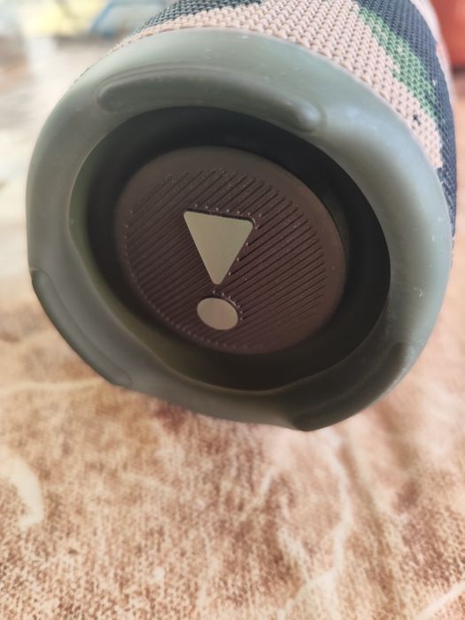 Продавам JBL Charge 5