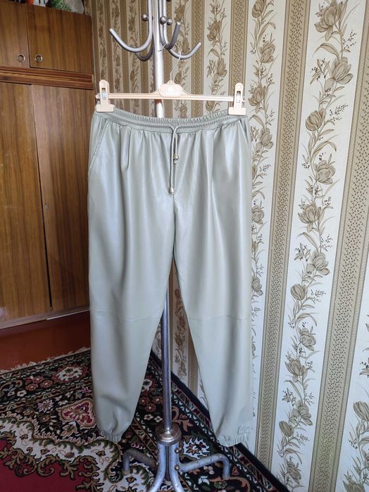 Женские кожаные брюки М