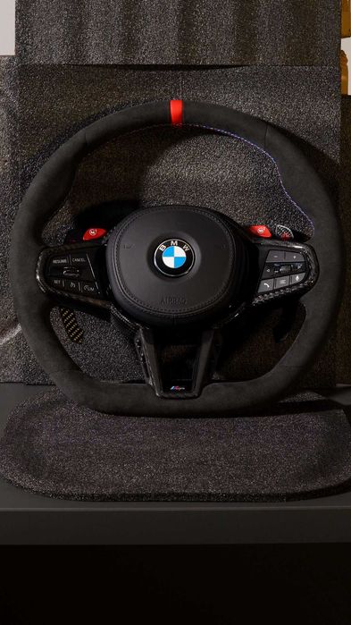 Алкантара Волан BMW G-Series – Кован Карбон и Червени M-Бутони