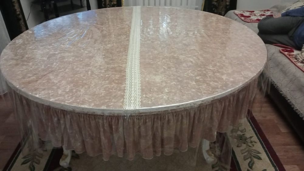 Срочно продам стол для гостинный