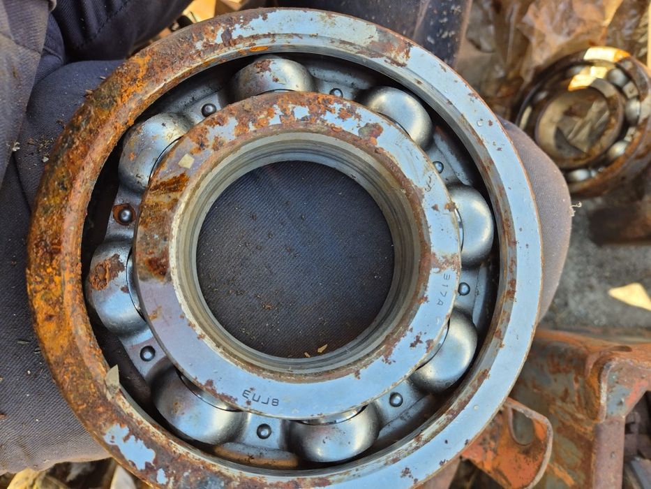 Индустриални лагери . Нови ,но от части са ръждясали отвън .