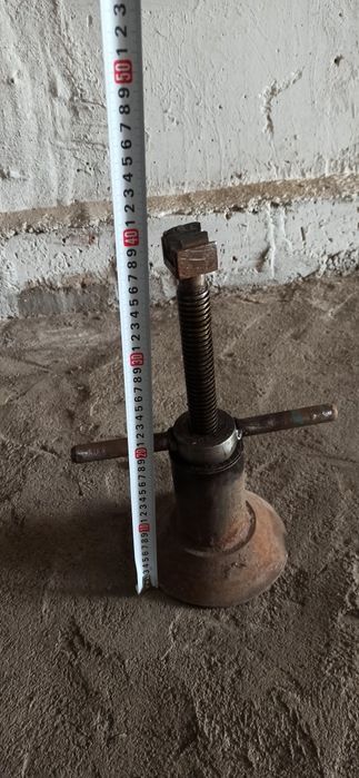 Механический домкрат.