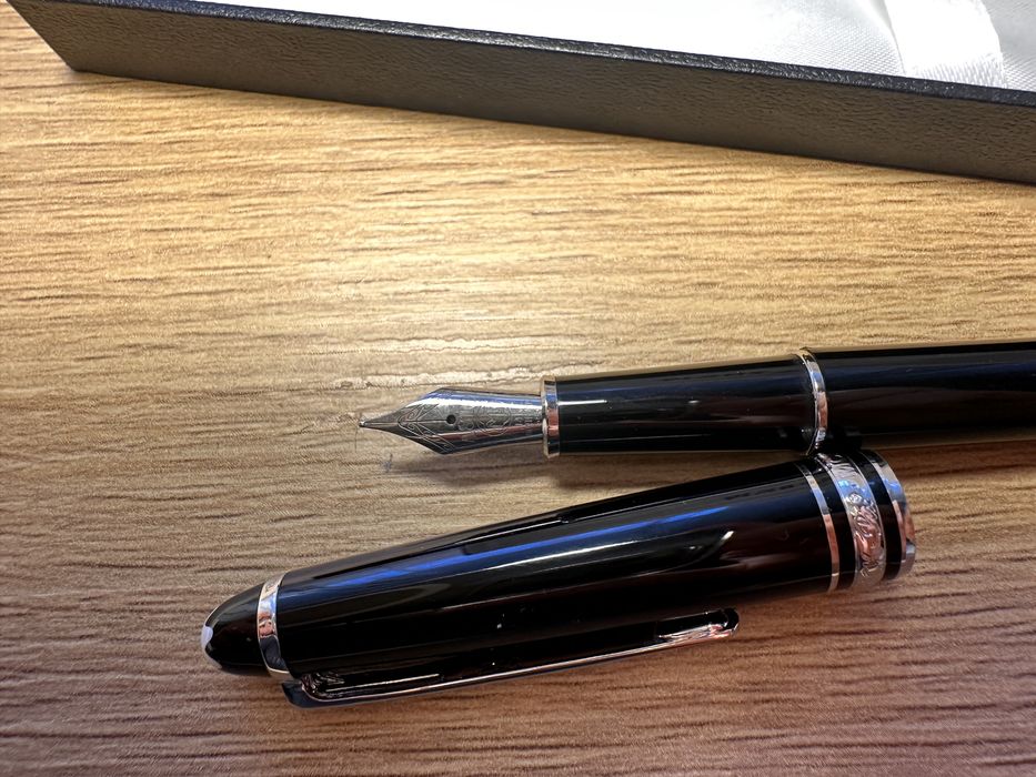 Stilou Mont Blanc negru cu argintiu, cerneala/rezerva