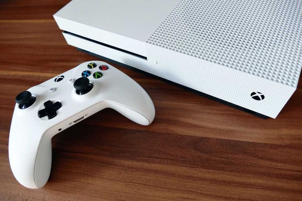 Xbox one s 1 TB +1 джойстик