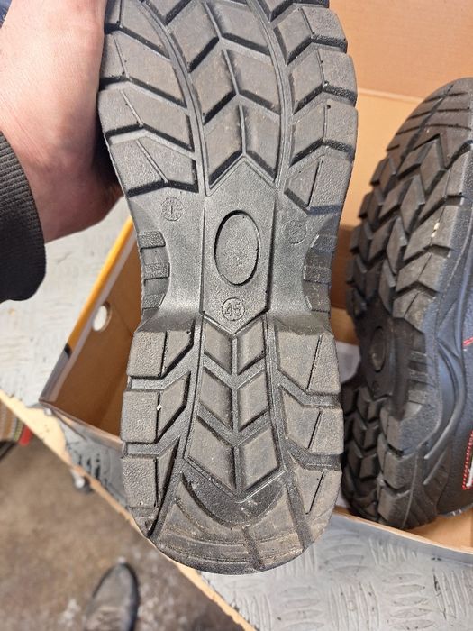 Продавам работни обувки номер 45