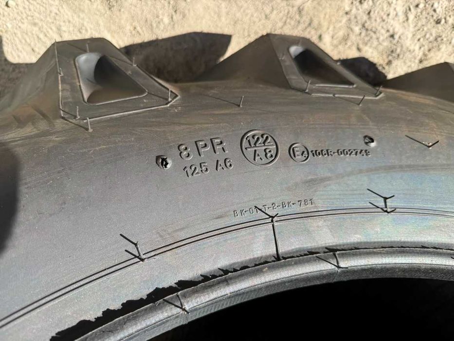 Cauciucuri marca BKT 13.6-28 cu 8 pliuri pentru tractor spate