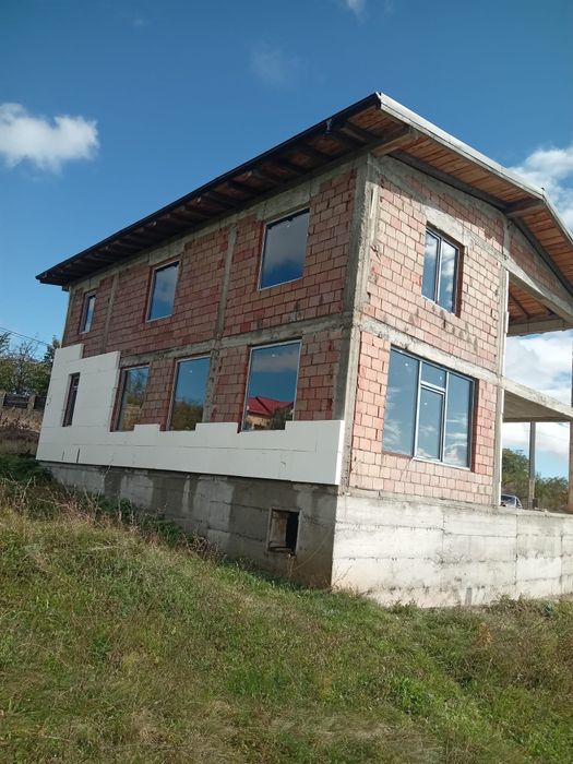 Casa de vânzare lângă sala polivalentă