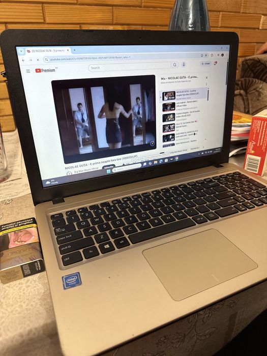 Asus VivoBook 15 , windows 11 home