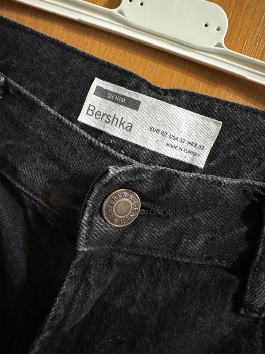 Blugi scurti rupti Bershka