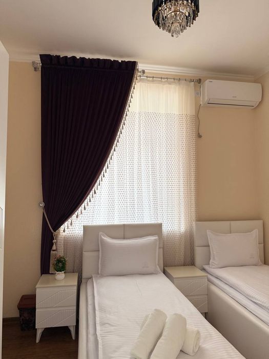 Samarqand shahar.Bulvar yaqinda.Podshoh Hotel.