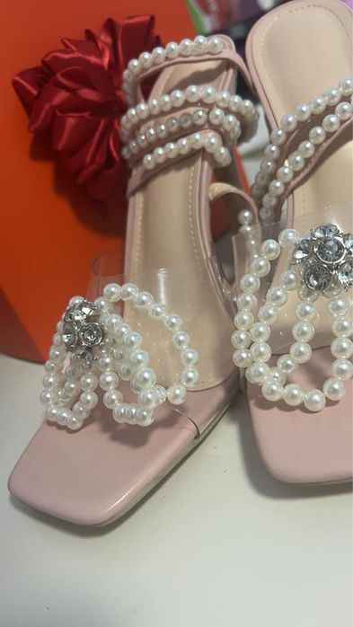 Vând sandale mărimea 38