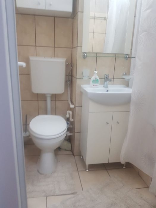 Închiriez garsonera