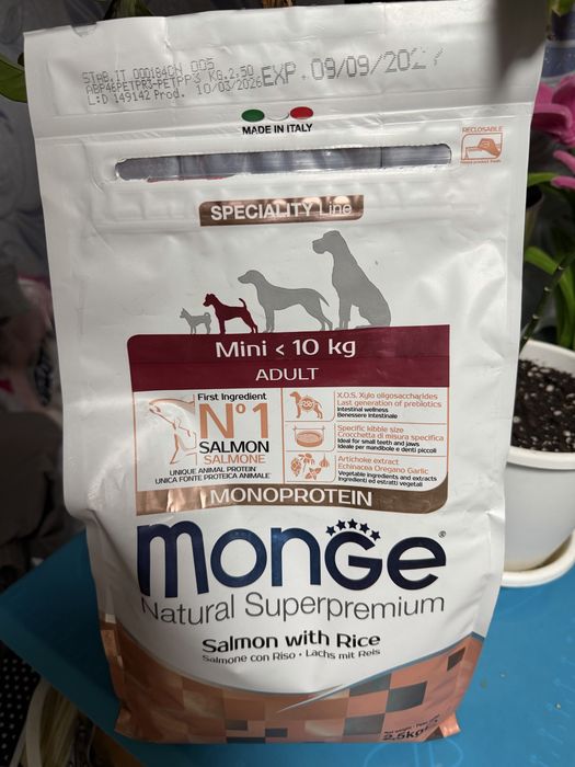 Продам корм Monge, почти новый