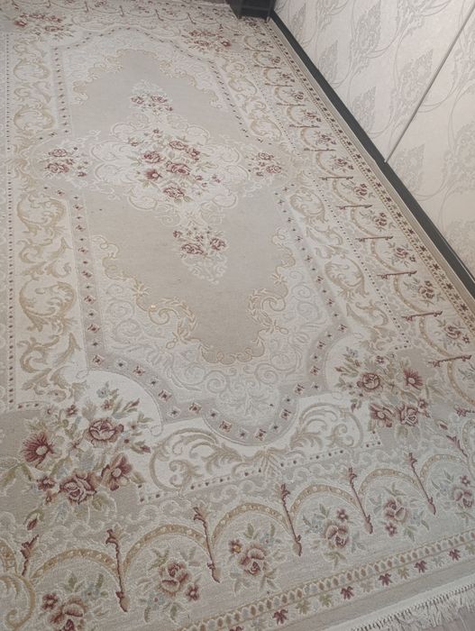 Иранскии ковер  очень в хорошо состоянии