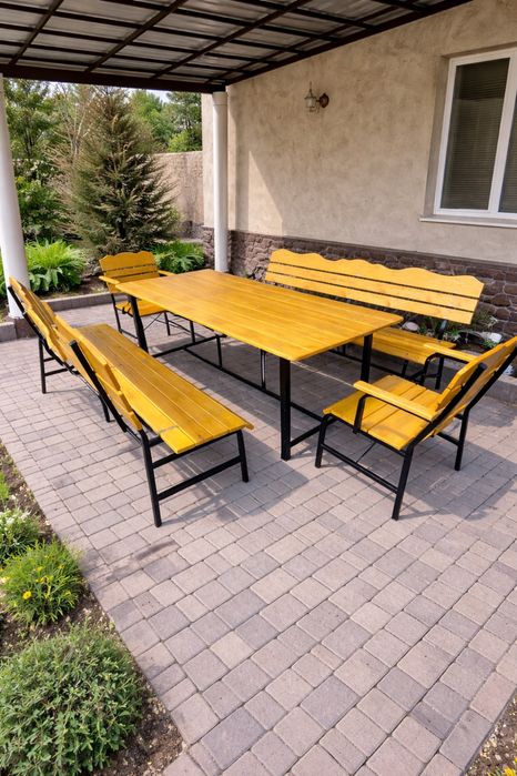 Xar xil turdagi kachulelar va stol ustulla