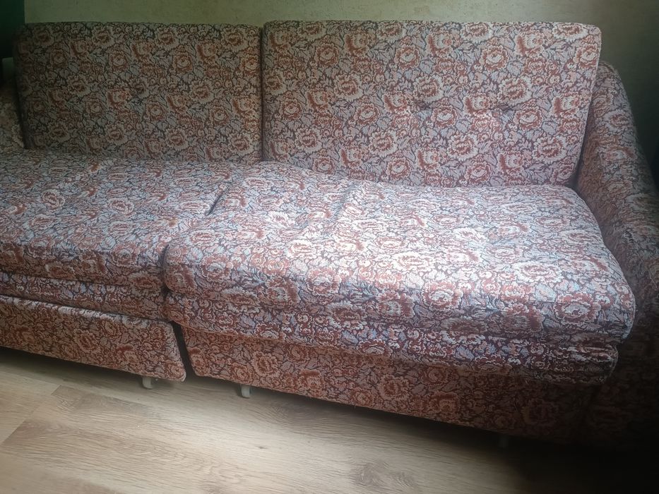 Продам комплект мягкой мебели (диван + 2 кресла)