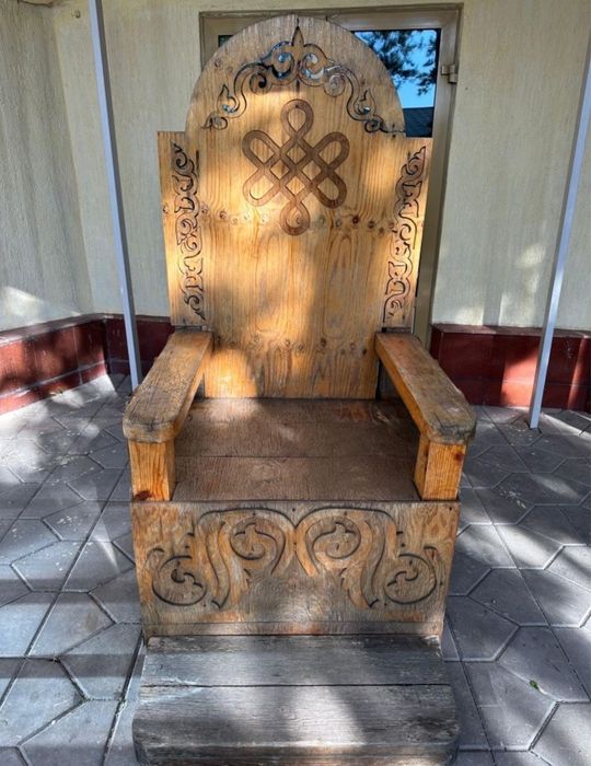 Продаётся лавка и “трон” из дерева