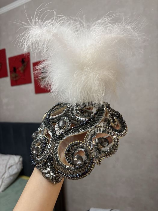 Саукеле ручной работы.