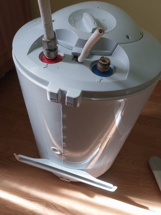 Vând boiler electric
