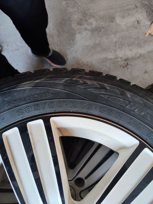 Продам комплект зимней резины с дисками r16