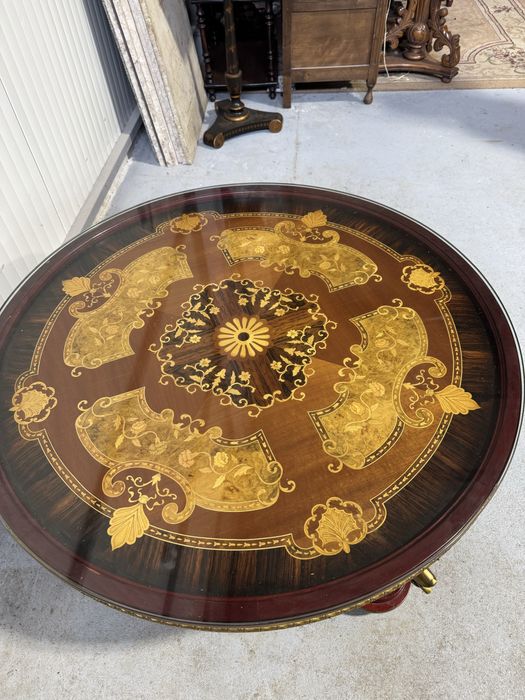 Masa deosebita din lemn cu bronz si intarsii