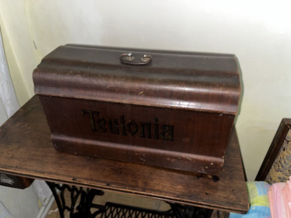 Mașină de cusut Teutonia
