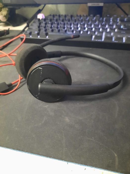 Наушники Plantronics.