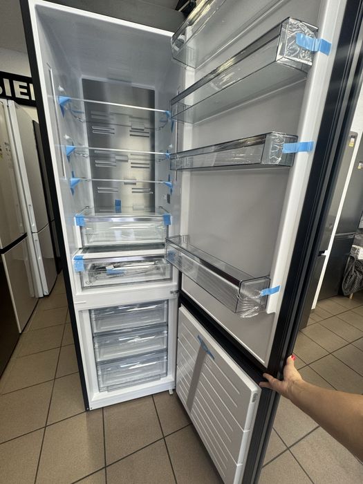 Черен, огледален хладилник AEG