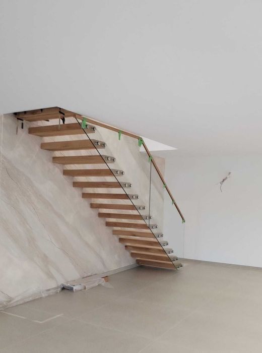 Висящи стълби, стъклени парапапети,