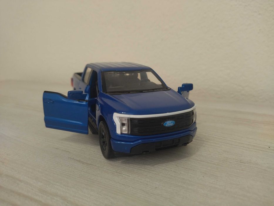 Метална количка Ford F150 Platinum !!!