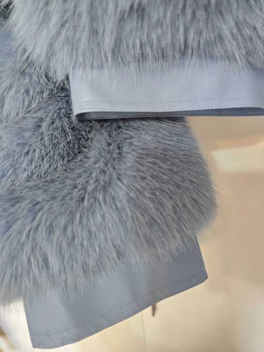 Синьо пухено палто