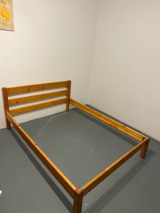 8 paturi de lemn 1.40m si 8 paturi cu salteala de 1 persoana