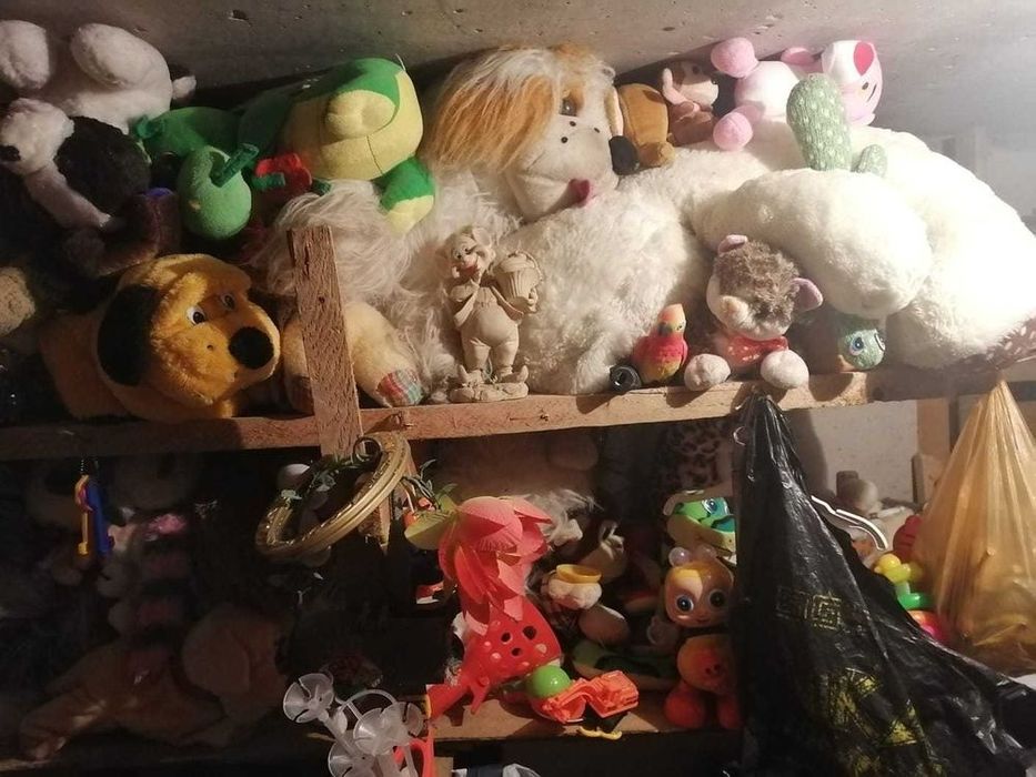 Разные мягкие игрушки, детские машинки