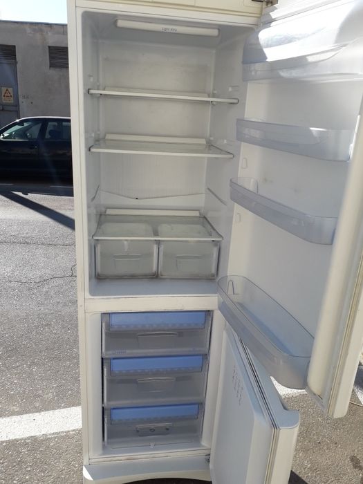 Combina frigorifica arctic indesit zanussi asigur transport