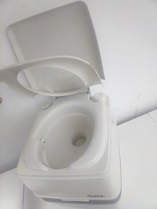 PORTA POTTY преносима химическа тоалетна за каравана, кемпер, къмпинг риболов вила
Разделя се на два контейнера.
Размер  41см.
Вместимост ре