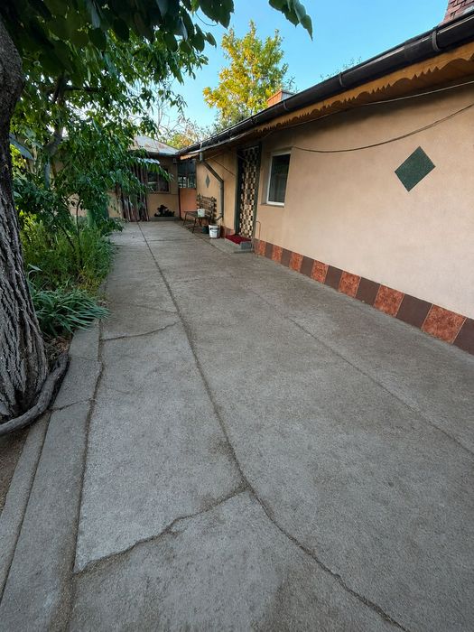 Teren cu casa bătrânească Ograda deschidere 40 m, 3500 mp