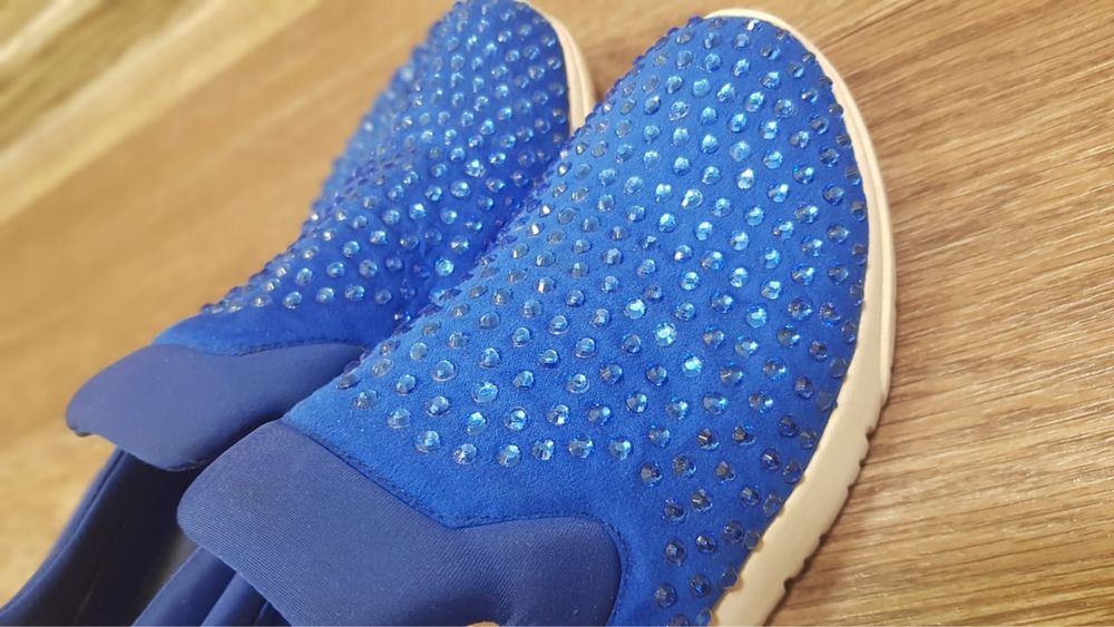 Ярко синие макасы со стразами. 38р