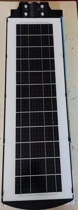 Светильник с солнечным панелью.