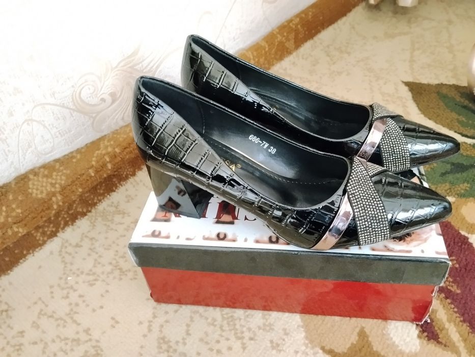 Yangi tufli sotiladi