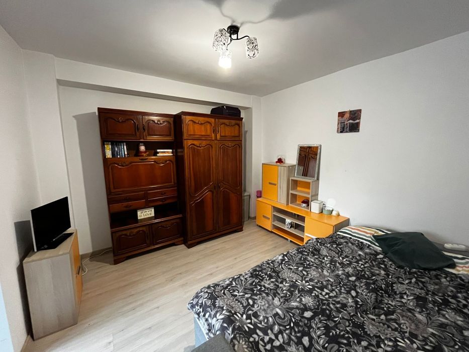Camera de închiriat în apartament cu 2 camere