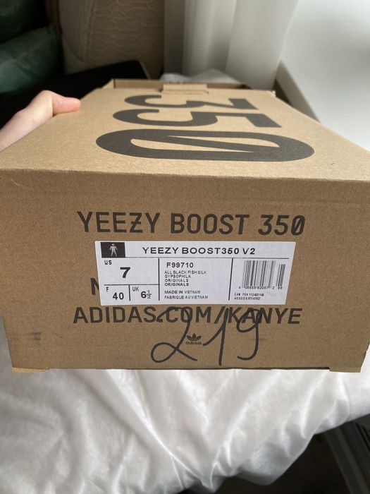 Кроссовки Изи Буст