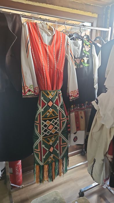 Колела от стара каруца паралия маса делви