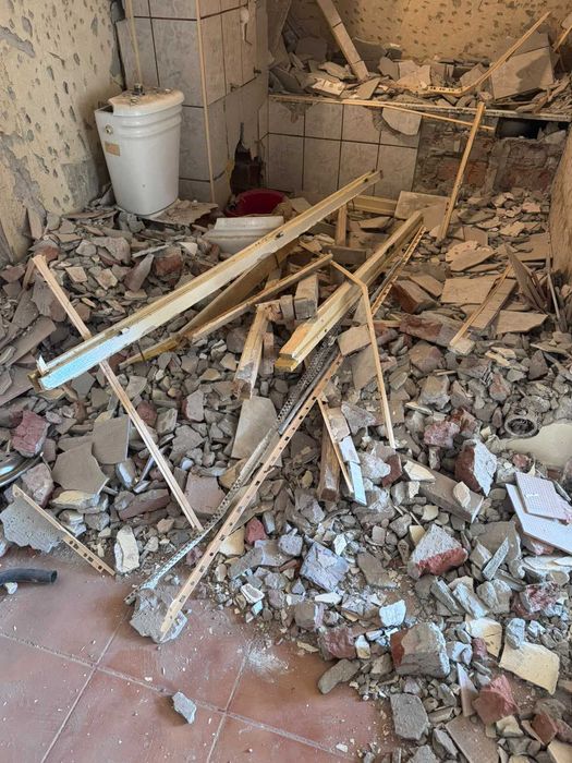 curatenie si eliberare gunoi bloc , Demolam pereti din BCA, caramida si rigips