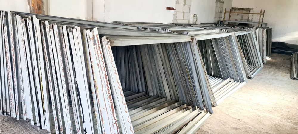 Cornier de 50 x 50 x 4 mm. 12 lei metru linear