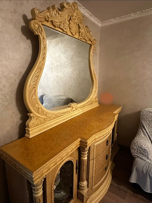 Комод для гостиной с зеркалом.